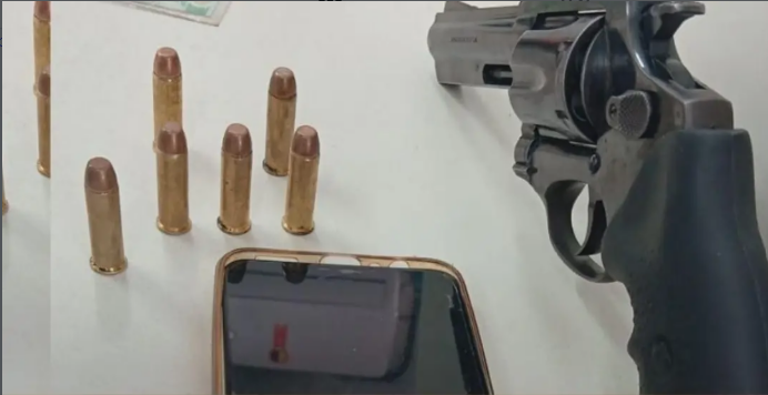 Homem é conduzido à delegacia por porte ilegal de arma de fogo durante operação da PM em Jequié