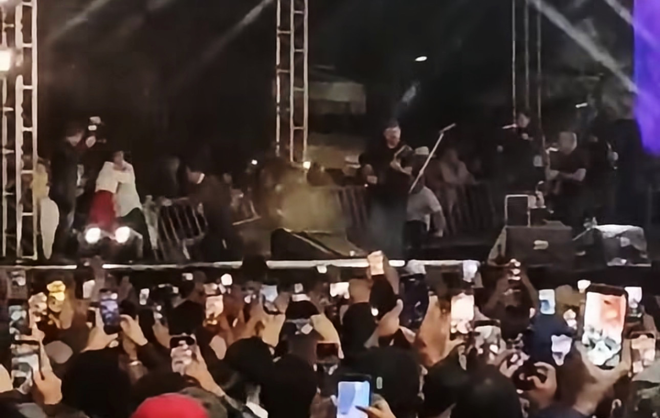 Palco cede durante show de Amado Batista em Itapetinga