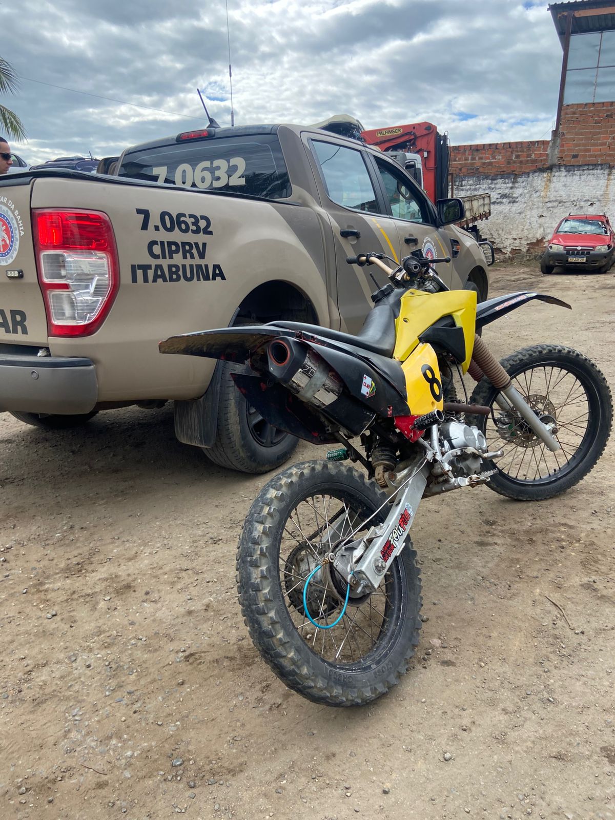 Motocicleta com identificação suprimida é apreendida após fuga na BA-130, em Jequié