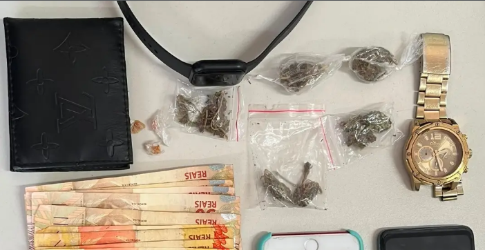 Polícia Militar apreende drogas e conduz três pessoas à delegacia em Jequié
