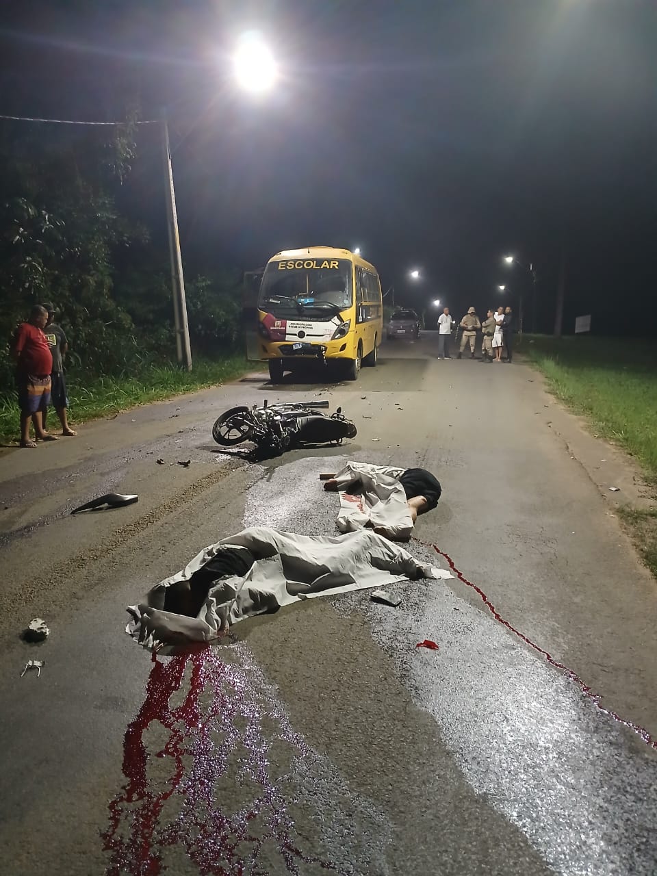 Dois jovens morrem em colisão entre ônibus e motocicleta na BA-652, em Ibirapitanga Dois jovens morrem em colisão entre ônibus e motocicleta na BA-652, em Ibirapitanga