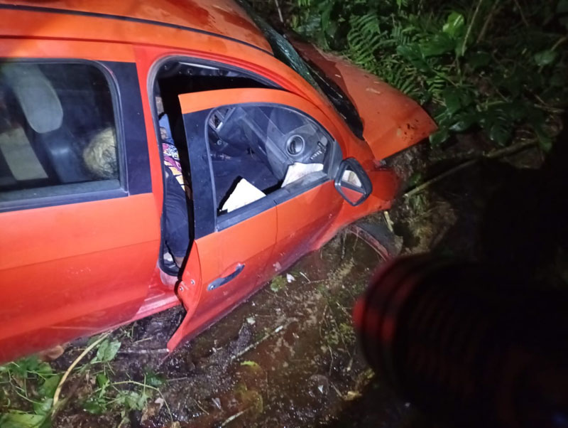 Idoso morre após carro sair da pista na BA-537, em Nova Ibiá Idoso morre após carro sair da pista na BA-537, em Nova Ibiá