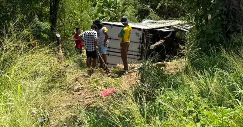 Caminhão carregado com medicamentos tomba na BA-026 e motorista fica preso às ferragens