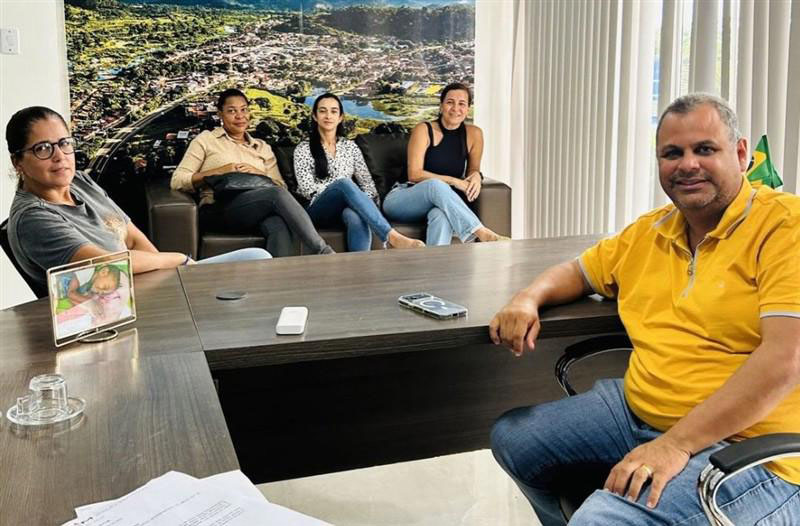 Prefeito Marcelo Pecorelli se reúne com secretária para alinhamento das ações e estratégias de trabalho Prefeito Marcelo Pecorelli se reúne com secretária para alinhamento das ações e estratégias de trabalho