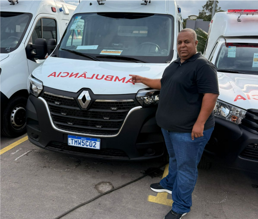 VEREADOR GIELTON BISPO GARANTE AMBULÂNCIA E RETROESCAVADEIRA PARA ITAGI.