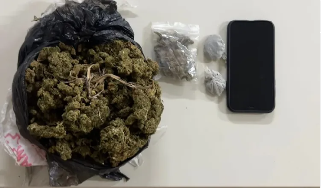 PM prende suspeito por tráfico de drogas no Entroncamento de Jaguaquara PM prende suspeito por tráfico de drogas no Entroncamento de Jaguaquara