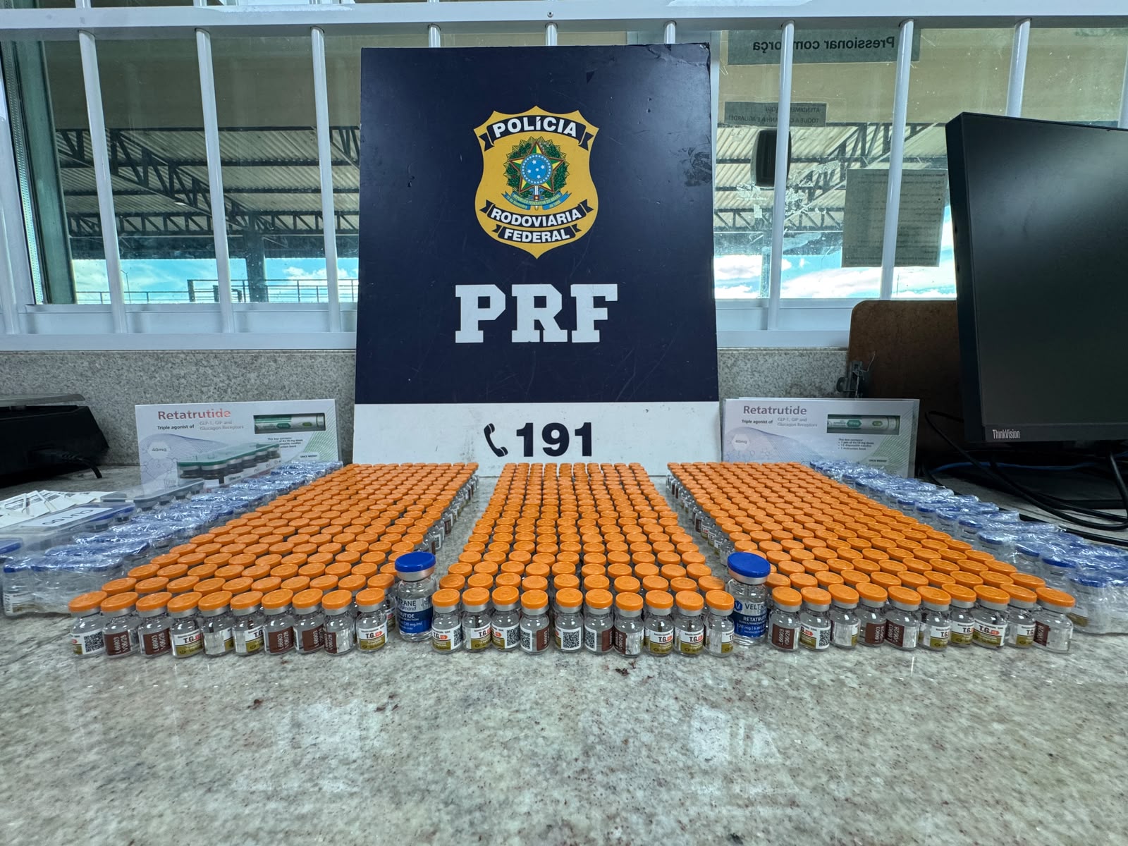 PRF apreende drogas e medicamentos de origem estrangeira durante fiscalização em ônibus interestadual na BR-116, na Bahia