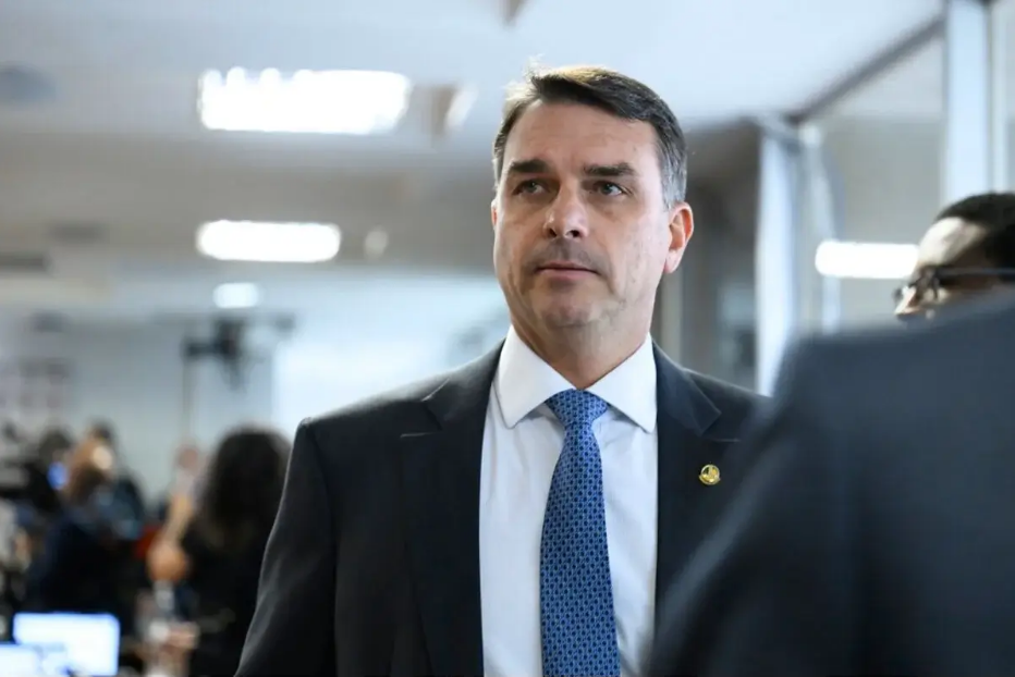 Flávio anuncia denúncia no STF por Lula sugerir seu enforcamento por traição à Pátria