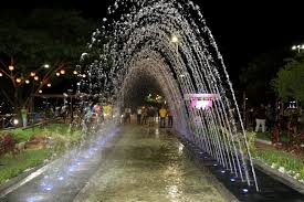 Vândalos danificaram fonte luminosa no alto da prefeitura