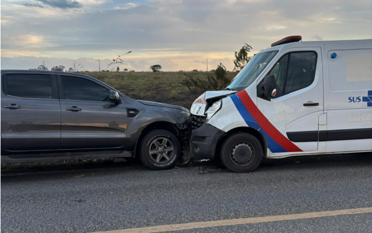 Colisão frontal deixam duas pessoas feridas na BA-250 entre Itiruçu e Entroncamento de Jaguaquara