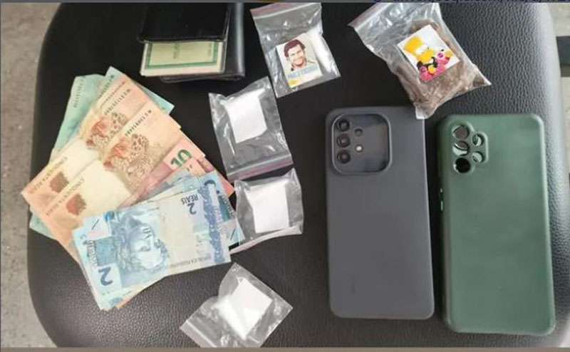 Suspeito é conduzido por tráfico de drogas durante abordagem no Jequiezinho, em Jequié