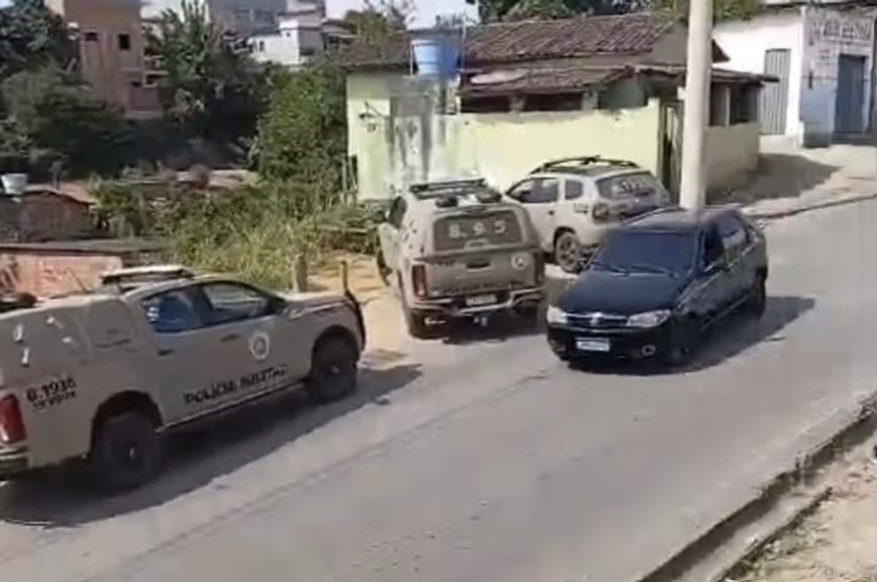 PM prende dois suspeitos, liberta família feita refém e apreende armas em Jaguaquara PM prende dois suspeitos, liberta família feita refém e apreende armas em Jaguaquara