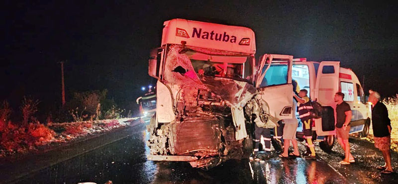Grave acidente na BR-116 em Itatim deixa dois mortos e interdita rodovia Grave acidente na BR-116 em Itatim deixa dois mortos e interdita rodovia