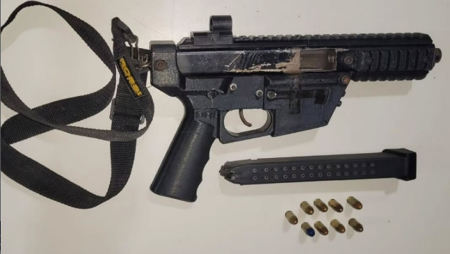Homem é preso por porte ilegal de arma de fogo de calibre restrito em Jaguaquara Homem é preso por porte ilegal de arma de fogo de calibre restrito em Jaguaquara
