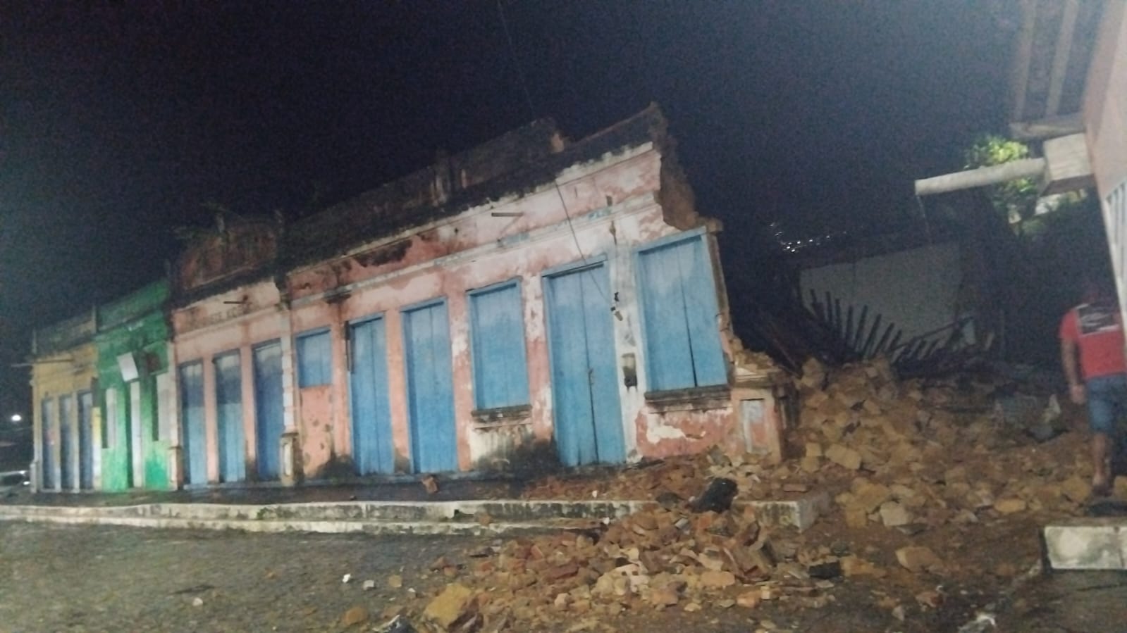 Parte de casarão desaba após forte chuva no distrito de Itajurú, em Jequié