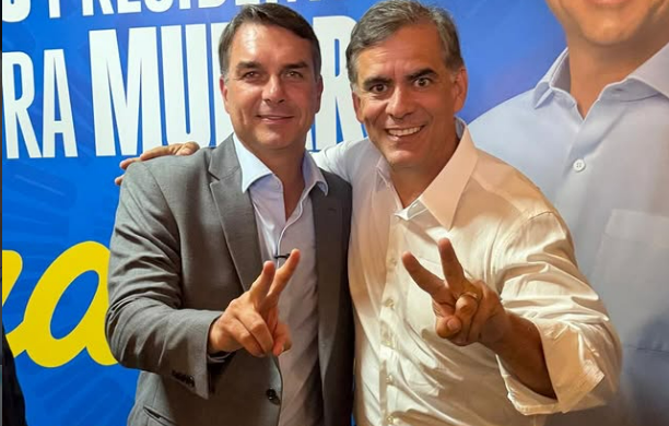 Leur Lomanto Júnior participa de ato ao lado de Flávio Bolsonaro e declara apoio à candidatura presidencial