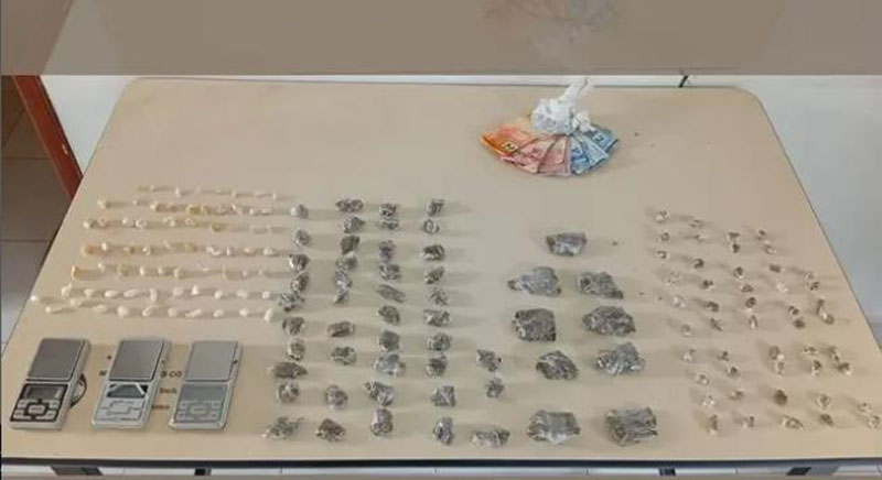 Polícia Militar apreende drogas e balanças de precisão durante ronda em Jequié Polícia Militar apreende drogas e balanças de precisão durante ronda em Jequié