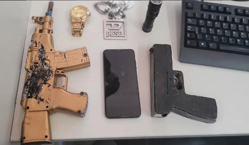 Suspeito de espancar morador é detido com simulacros de arma em povoado de Jequié Suspeito de espancar morador é detido com simulacros de arma em povoado de Jequié