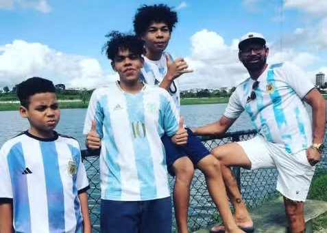 Baiano torcedor da Argentina batiza filhos de Riquelme e Messi e pinta casa nas cores da seleção