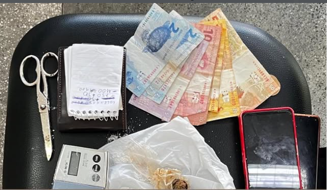 POLÍCIA MILITAR DA BAHIA PRENDE INDIVÍDUO POR TRÁFICO DE DROGAS EM JEQUIÉ