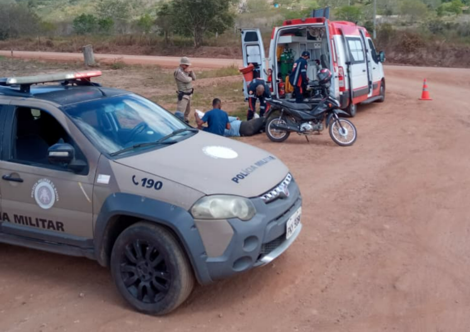 Duas pessoas ficam feridas após queda de motocicleta na BA-547, em Jequié