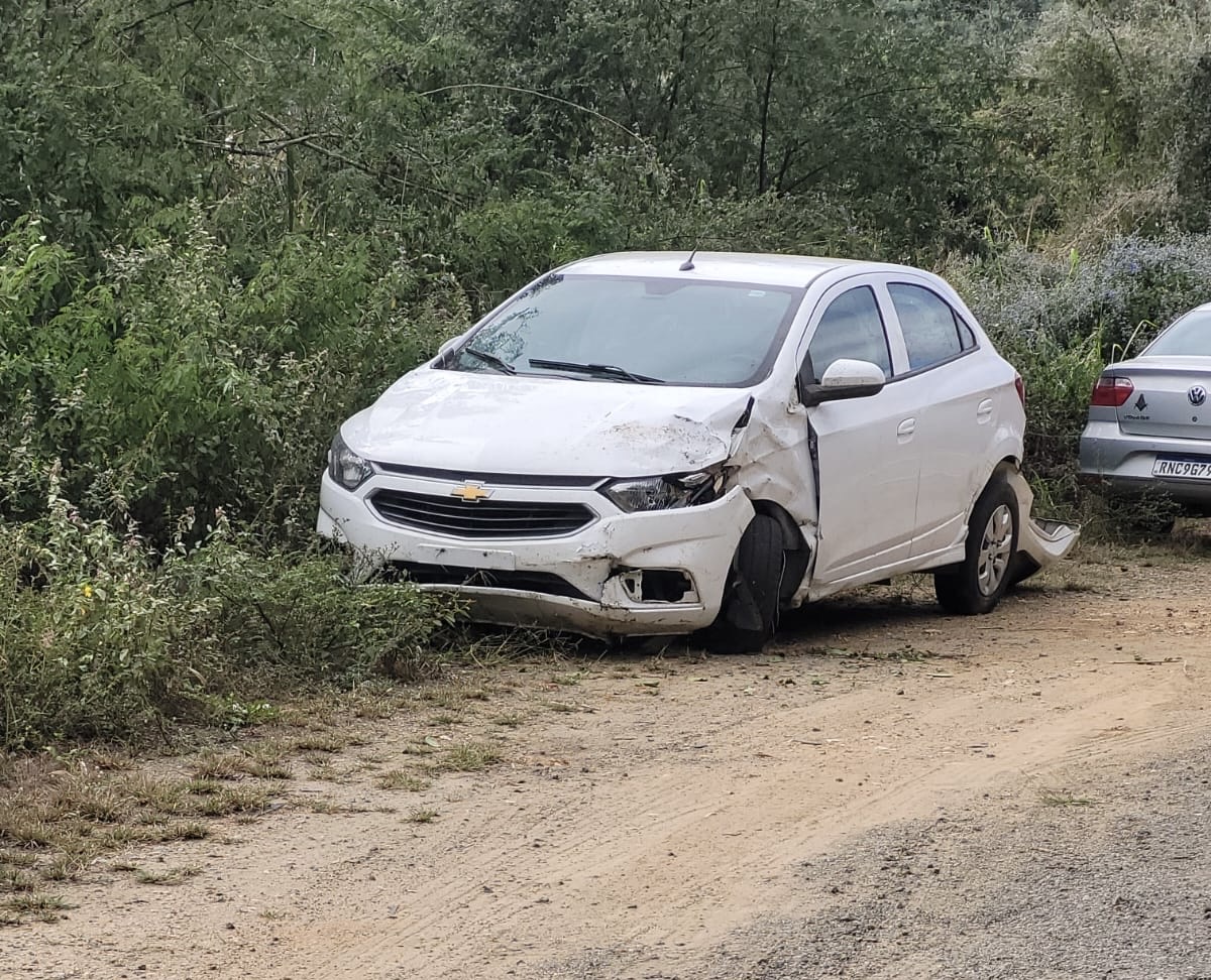 Carro cai em ribanceira na BR-330, em Jequié, e motorista sai ileso Carro cai em ribanceira na BR-330, em Jequié, e motorista sai ileso