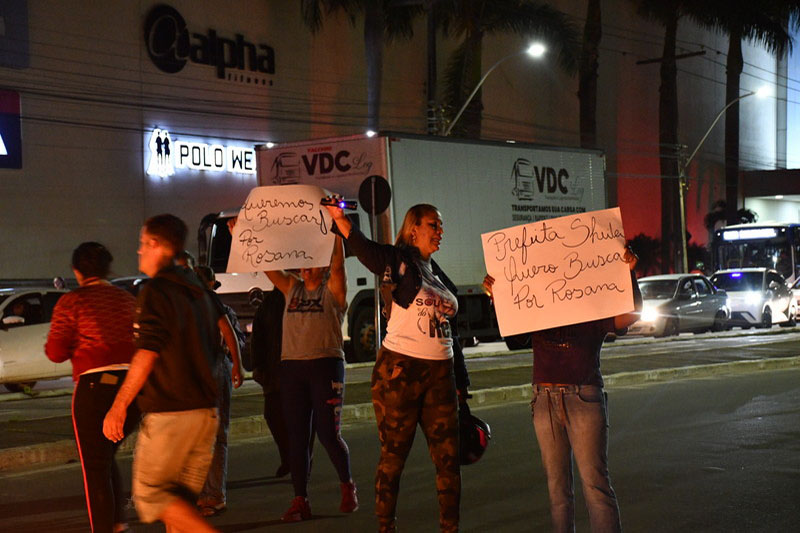 Desaparecida na Enxurrada | manifestantes interditam avenida cobrando busca por Rosana em Vitória da Conquista