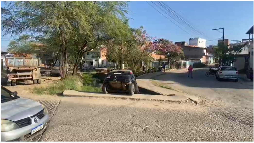 Carro Fiesta cai em canal de águas pluviais no Jequiezinho; motorista foge do local