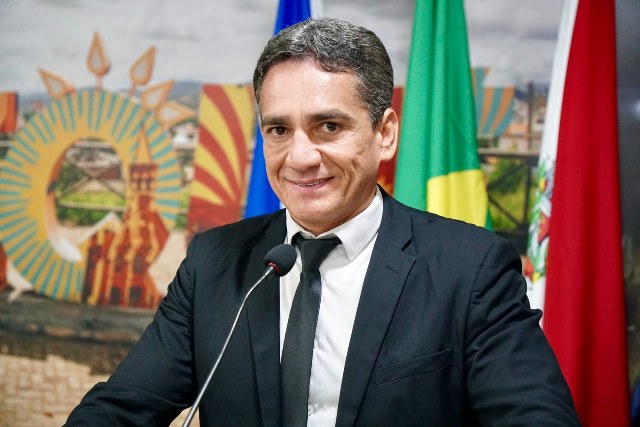 Gutinha solicita requalificação do canteiro central da Rua São Benedito