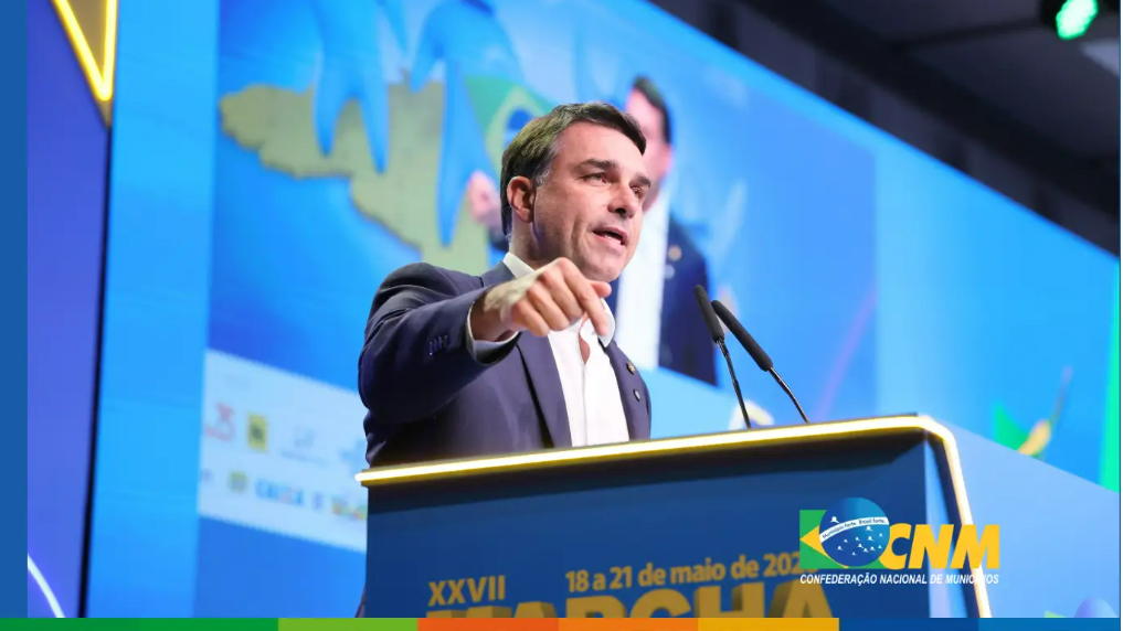 Esquema ilegal de perfis fantasmas movimenta milhões de reais para atacar Flávio Bolsonaro Esquema ilegal de perfis fantasmas movimenta milhões de reais para atacar Flávio Bolsonaro