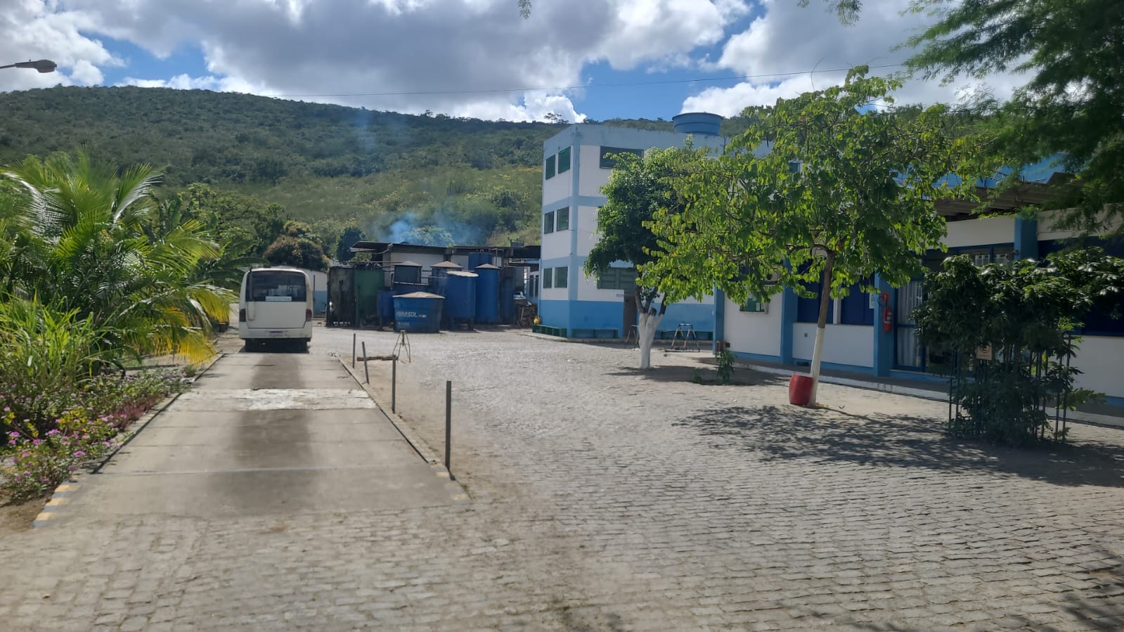 Bombeiros atuam em ocorrência de vazamento de amônia em frigorífico na zona rural de Jequié Bombeiros atuam em ocorrência de vazamento de amônia em frigorífico na zona rural de Jequié