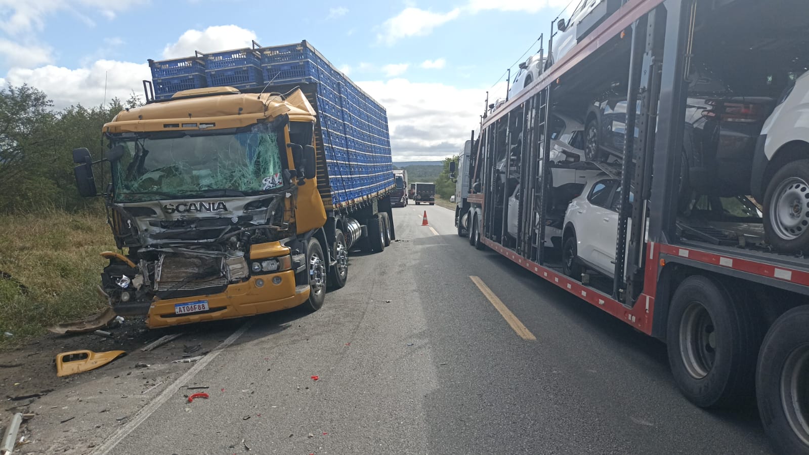 Interdição parcial na BR-116 em Jaguaquara após colisão