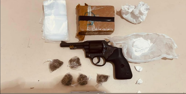 PM apreende arma de fogo e quase meio quilo de drogas durante operação em Vitória da Conquista