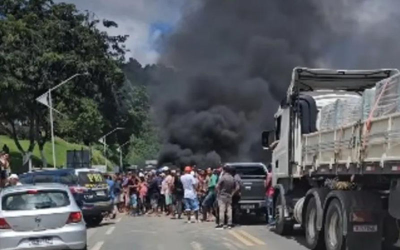 PRODUTORES DE CACAU BLOQUEIAM BR-101 NO SUL DA BAHIA