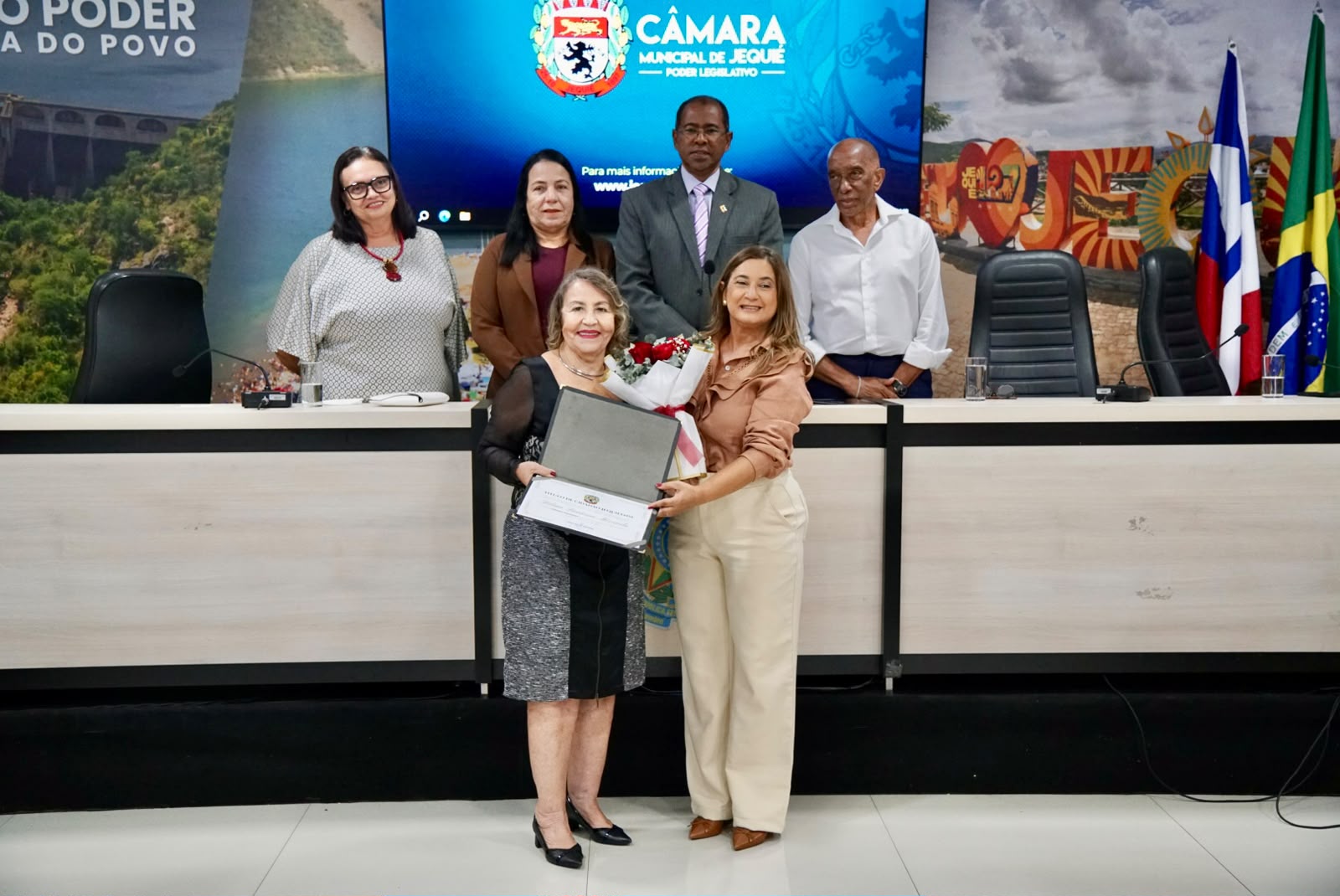 Vereadora Moana Meira entrega Título de Cidadã Jequieense à professora Dilma Santana Vereadora Moana Meira entrega Título de Cidadã Jequieense à professora Dilma Santana