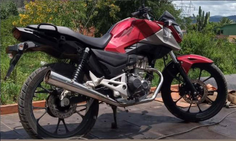 Motocicleta com restrição de roubo é recuperada pela PM no Jequiezinho