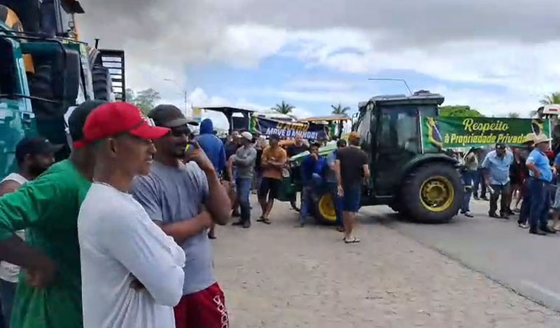 Manifestação de produtores rurais interdita totalmente a BR-101 em Itamaraju