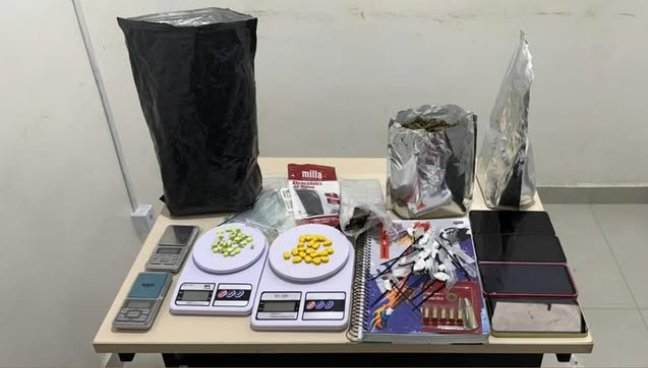 Operação policial apreende drogas, munições e celulares em condomínio residencial