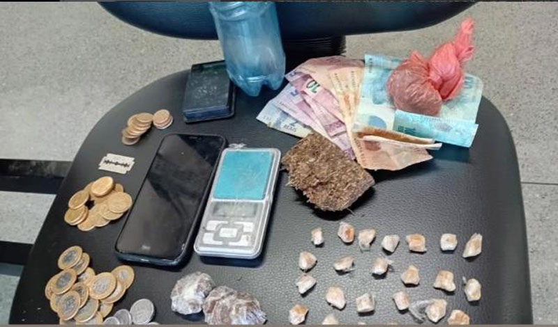 Adolescente é apreendido com drogas e balanças de precisão no Beco da Onça, em Jequié
