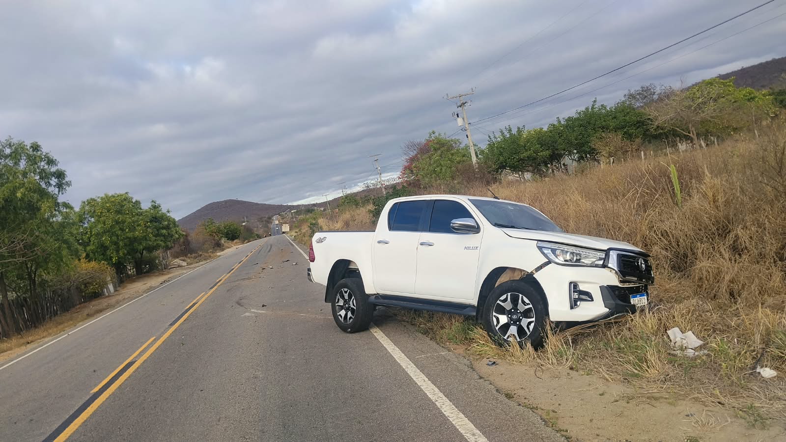 Colisão lateral entre caminhão e Hilux deixa motorista ferido na BA-026 Colisão lateral entre caminhão e Hilux deixa motorista ferido na BA-026