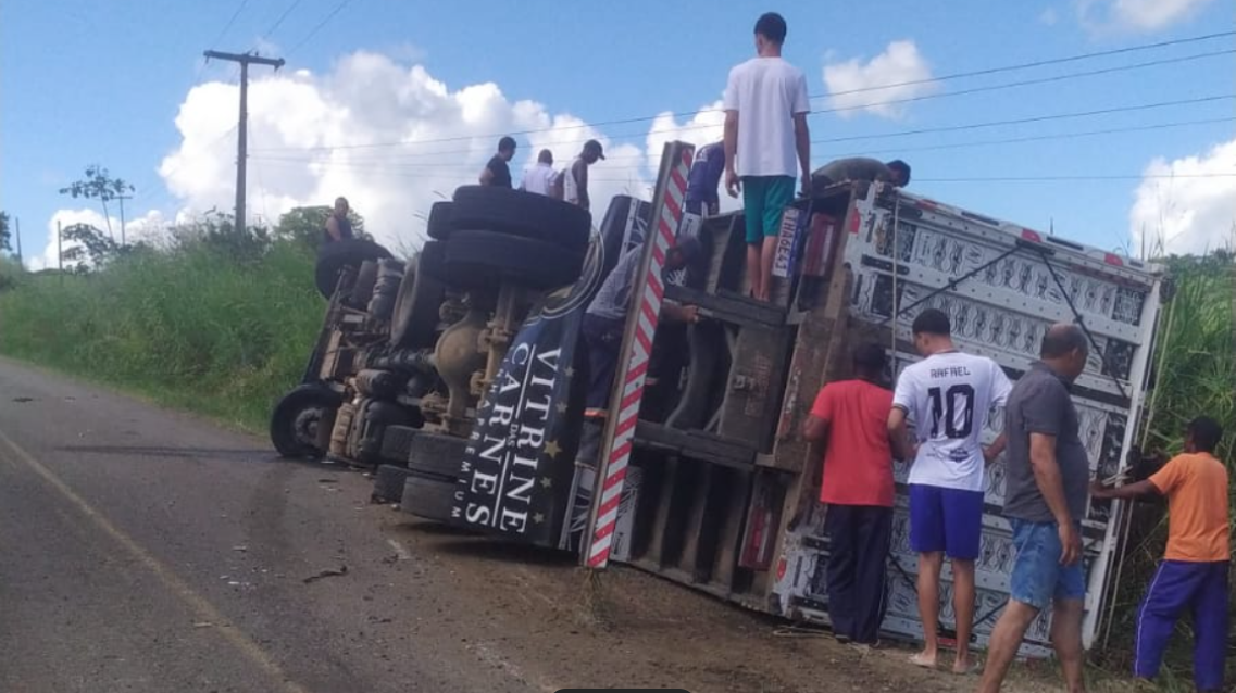 Caminhão que transportava gado tomba na BA-650 entre Ipiaú e Itagibá