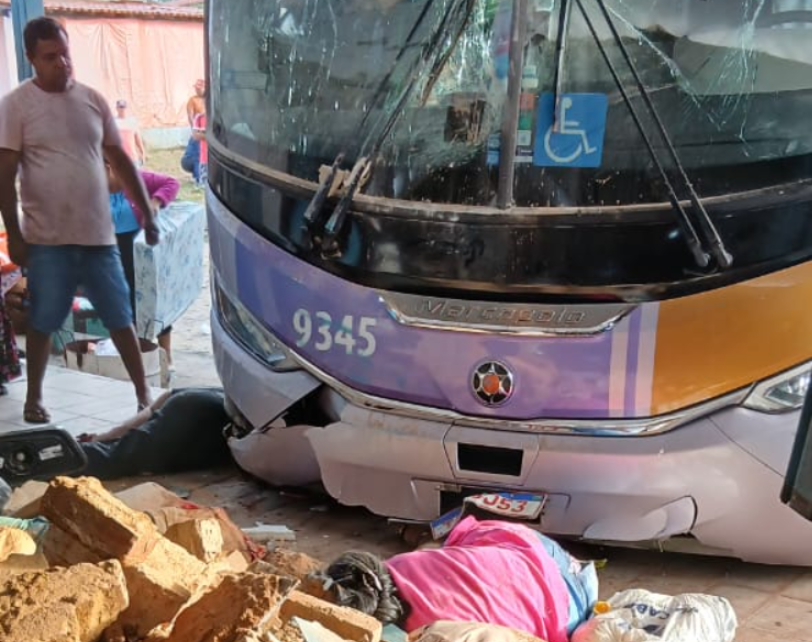 Ônibus invade rodoviária e deixa mortos e feridos em Itambé