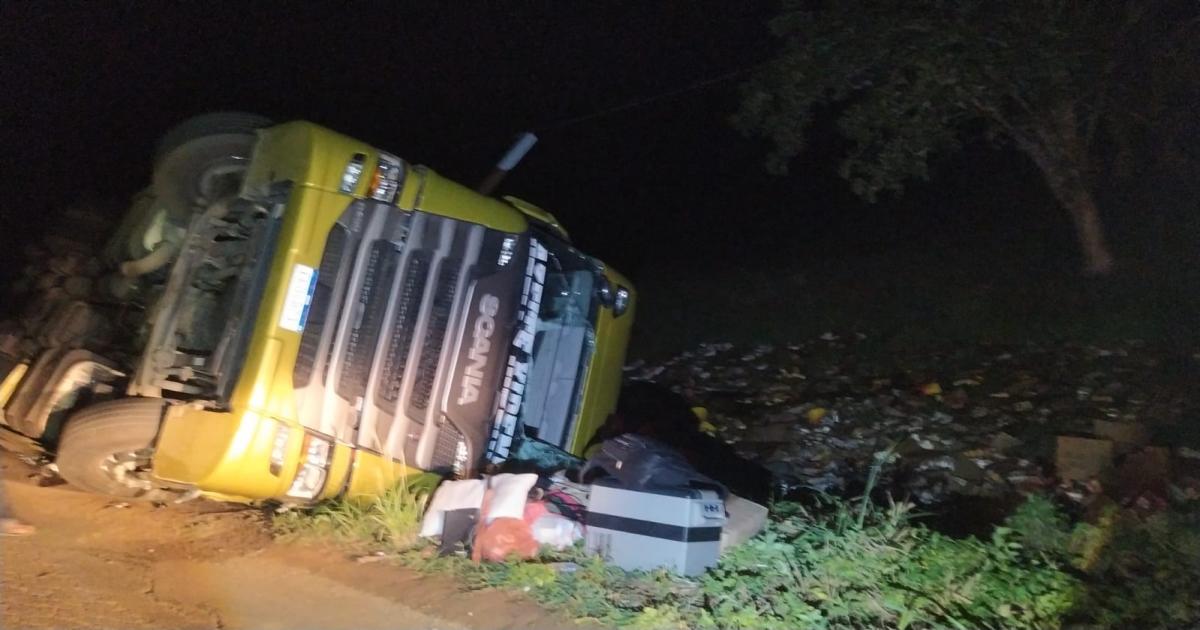 Caminhão tomba na BA-650 entre Ibirataia e Ipiaú e causa interdição da via