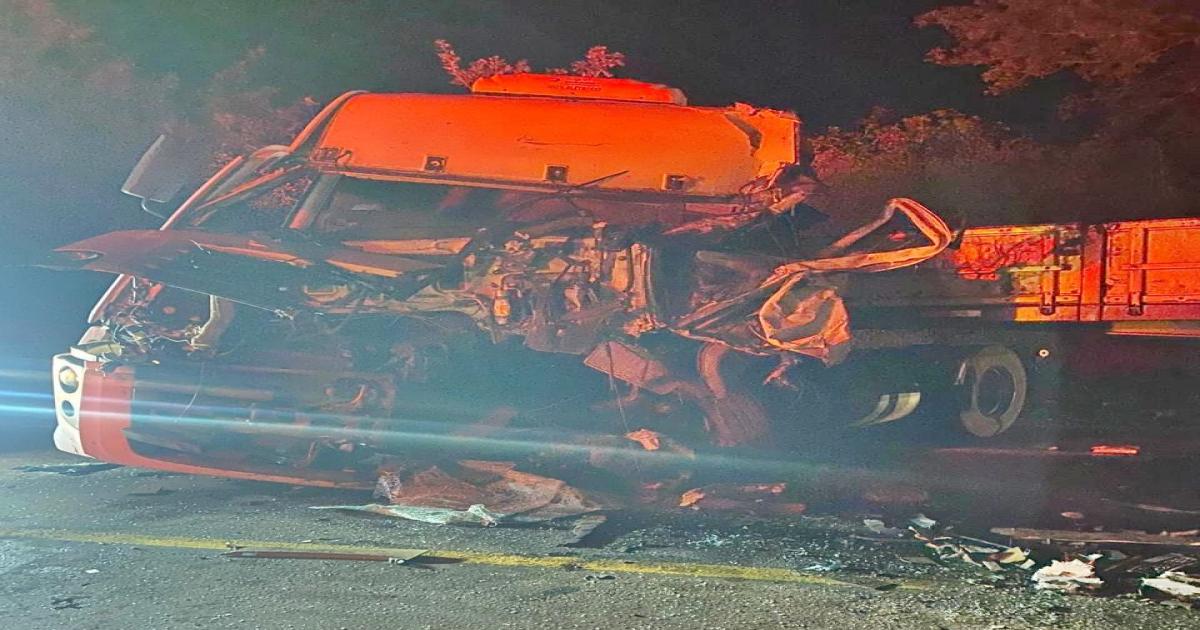 Andarilho morre e motorista fica gravemente ferido em colisão entre caminhões na BR-116, em Jequié