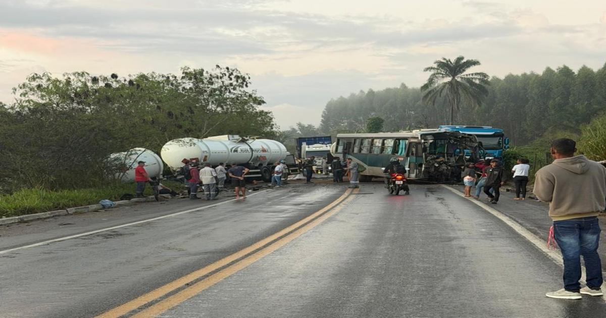 Colisão entre carreta e ônibus deixa um morto e interdita totalmente a BR-101 em Nova Viçosa