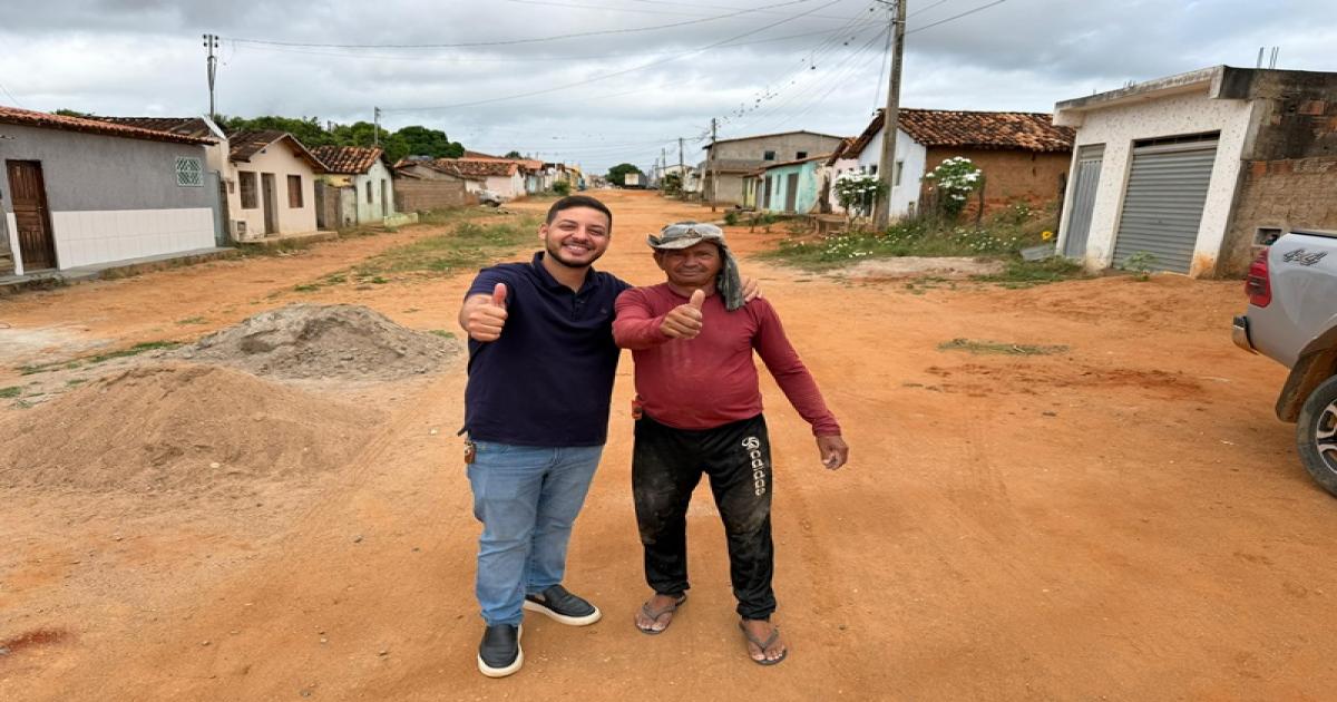 Prefeito de Manoel Vitorino visita ruas que serão pavimentadas; placa indicativa da obra já foi instalada pela empresa
