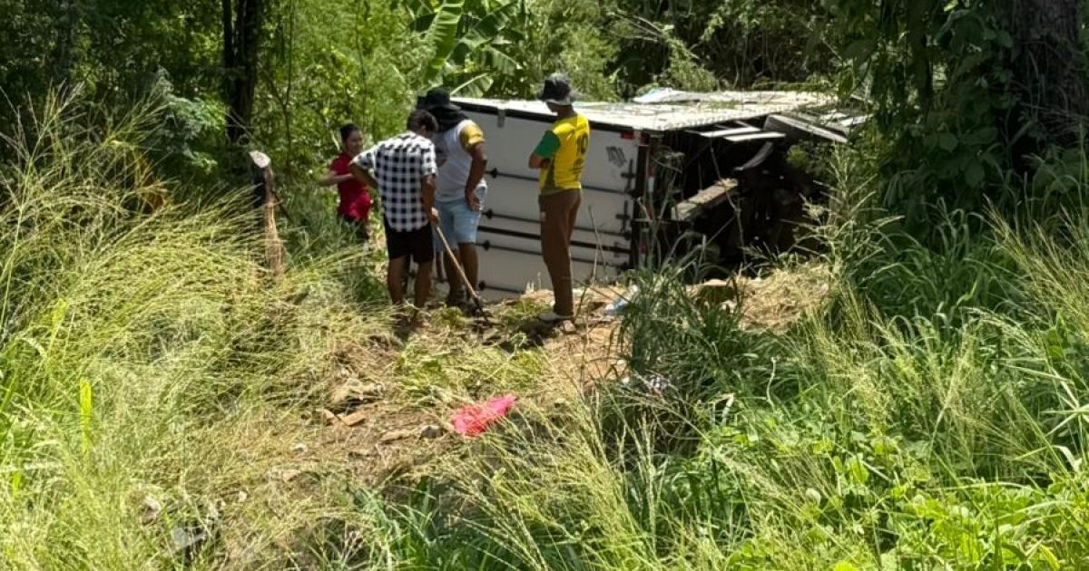 Caminhão carregado com medicamentos tomba na BA-026 e motorista fica preso às ferragens
