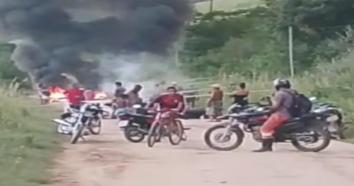 MORADORES INTERDITAM BA-558 E COBRAM PAVIMENTAÇÃO ASFÁLTICA EM JEQUIÉ