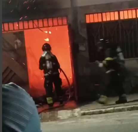 Casa destruída pelo fogo na Rua 15 de Novembro