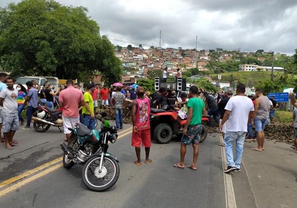 UBAITABA: COMERCIANTES FECHAM BR-101 E PEDEM REABERTURA DO COMÉRCIO